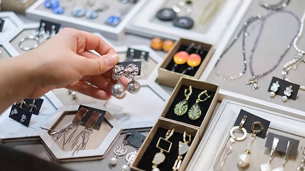 راهنمای انتخاب اکسسوری مناسب برای مهمانیهای رسمی راهنمای انتخاب اکسسوری مناسب برای مهمانیهای رسمی